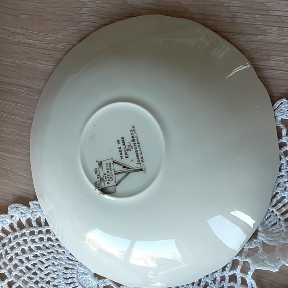 Johnson Brothers England The Friendly Village Saucers 5.5" The Ice House (2) - Picture 7 of 8